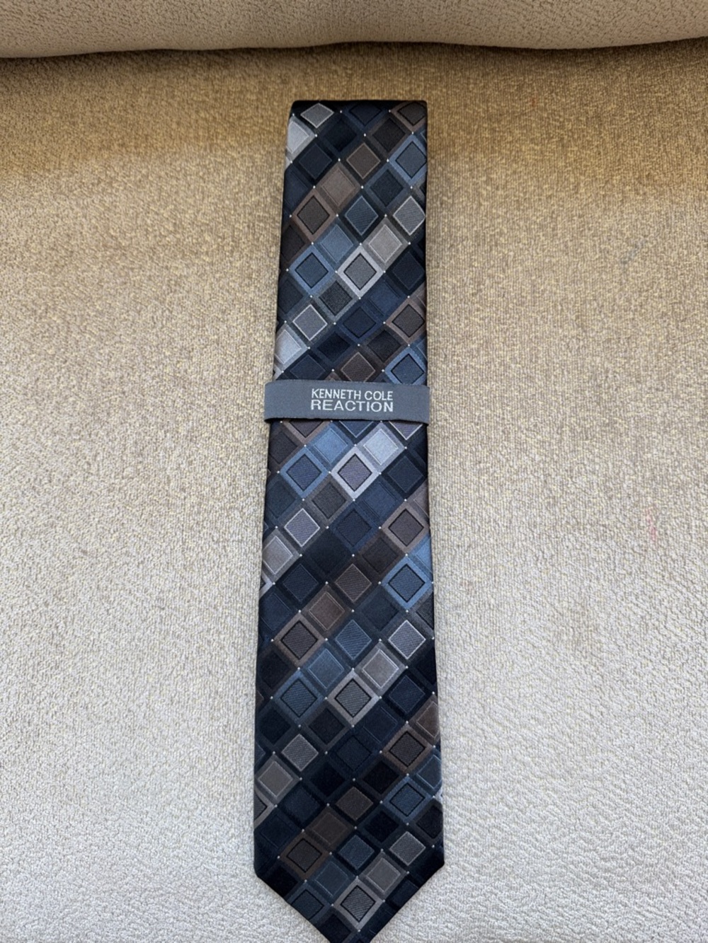 Kenneth Cole Reaction Men's Black & Gray Geometric Silk Tie, never worn, w/tags